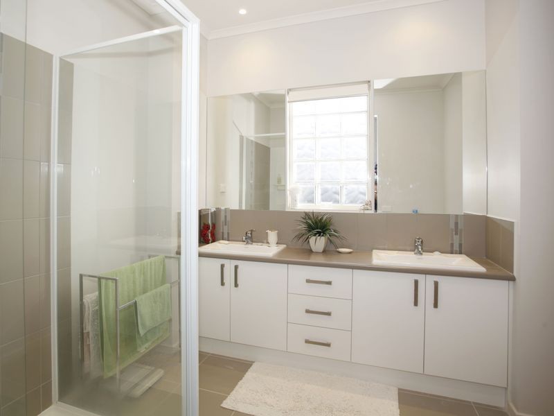 6 Michigan Grange, Pakenham VIC 3810