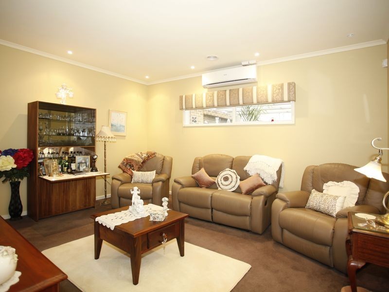 6 Michigan Grange, Pakenham VIC 3810