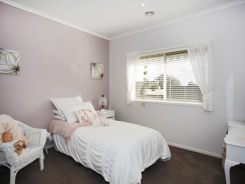 6 Michigan Grange, Pakenham VIC 3810