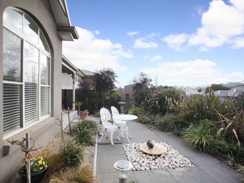 6 Michigan Grange, Pakenham VIC 3810