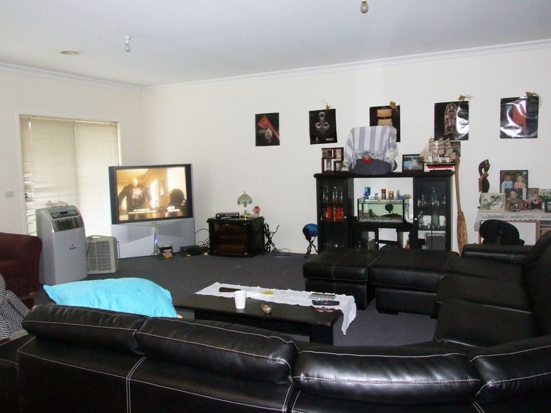 6 St Leonards Way, Pakenham VIC 3810