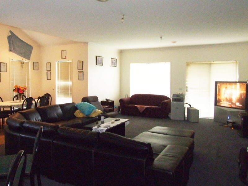 6 St Leonards Way, Pakenham VIC 3810