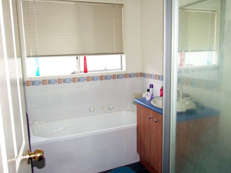 6 St Leonards Way, Pakenham VIC 3810