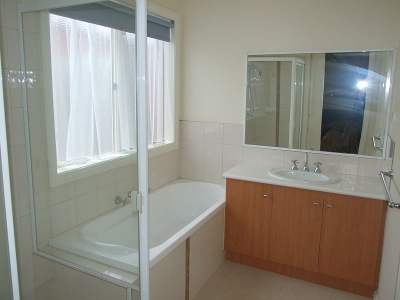 7/11 King Street, Pakenham VIC 3810