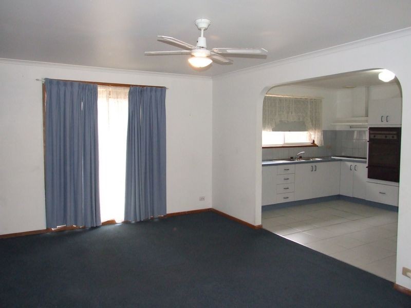 4/4 Rogers Street, Pakenham VIC 3810