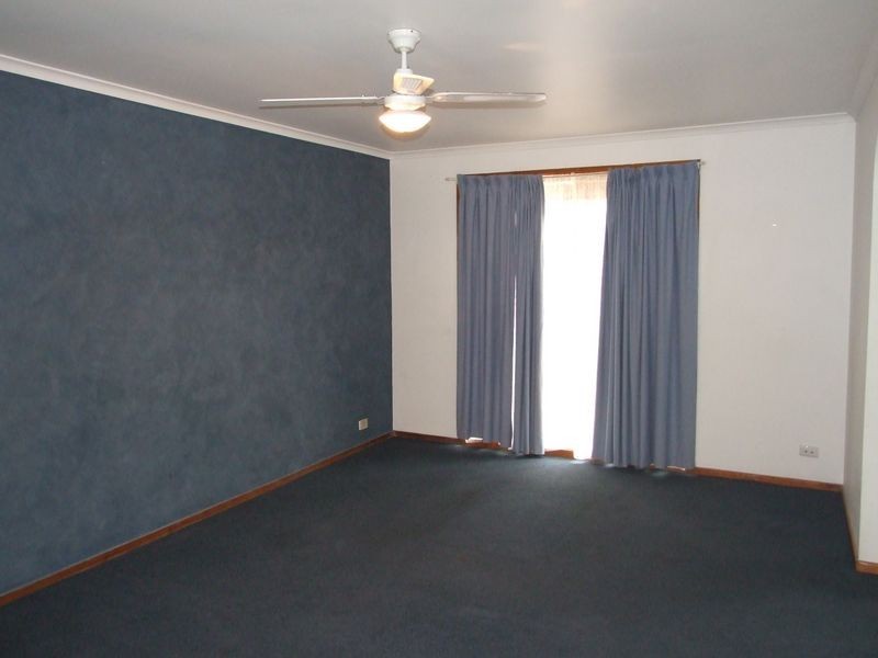 4/4 Rogers Street, Pakenham VIC 3810