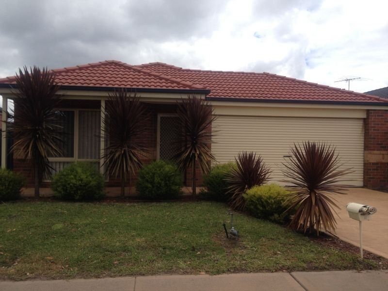 17 Scarlet Crescent, Pakenham VIC 3810