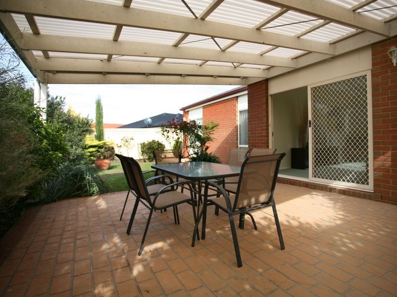 8 Teal Place, Pakenham VIC 3810