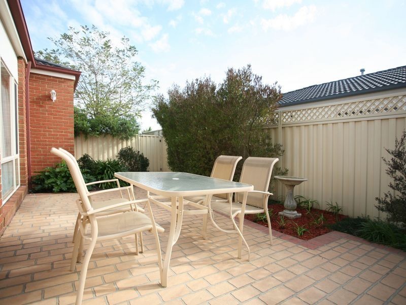 8 Teal Place, Pakenham VIC 3810