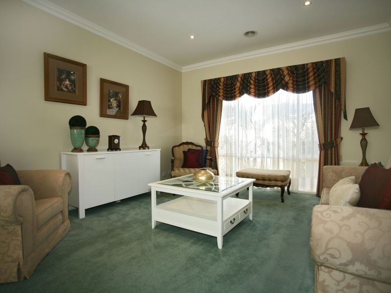 8 Teal Place, Pakenham VIC 3810