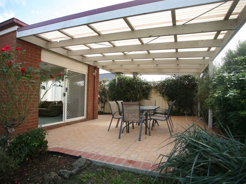 8 Teal Place, Pakenham VIC 3810