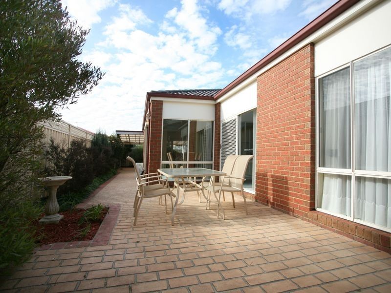 8 Teal Place, Pakenham VIC 3810