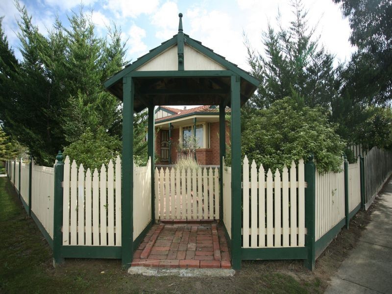 2 Montclaire Court, Pakenham VIC 3810