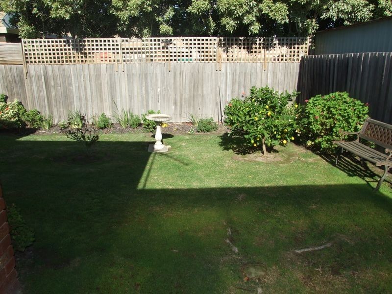 2/40 Henty Street, Pakenham VIC 3810