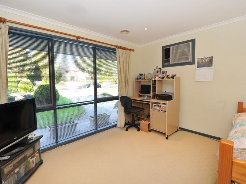 100 Duncan Drive, Pakenham VIC 3810