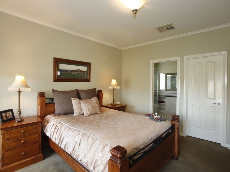 13 Michigan Grange, Pakenham VIC 3810