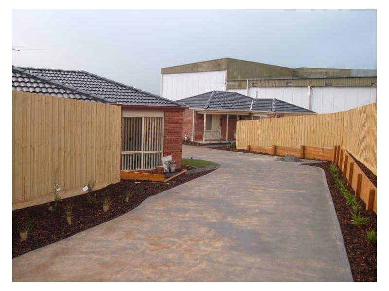 4/3 Hale Place, Pakenham VIC 3810