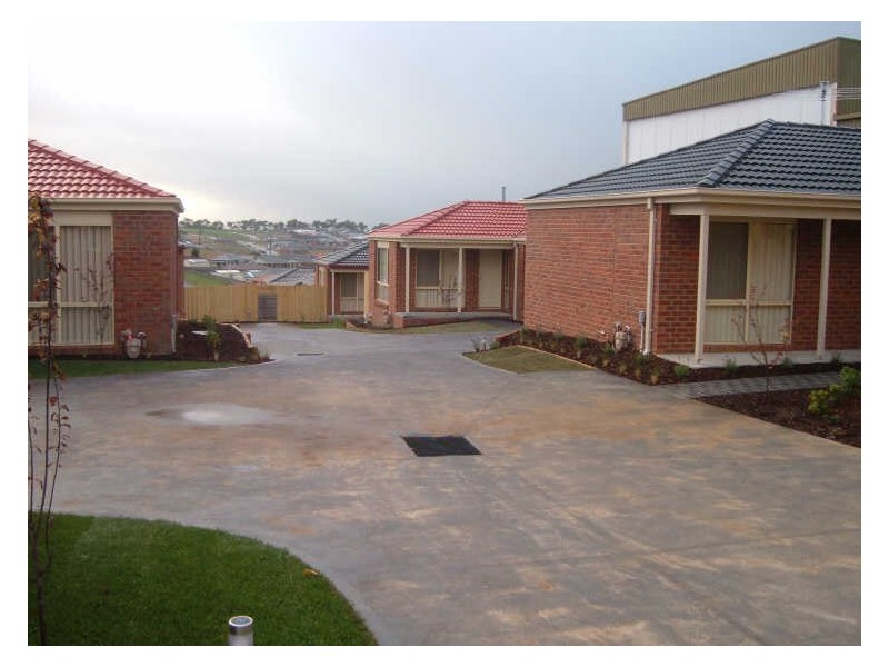 4/3 Hale Place, Pakenham VIC 3810