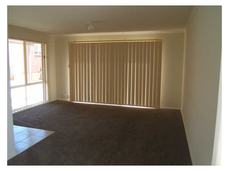 4/3 Hale Place, Pakenham VIC 3810