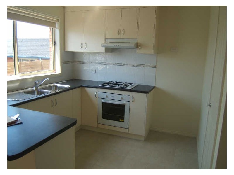 4/3 Hale Place, Pakenham VIC 3810