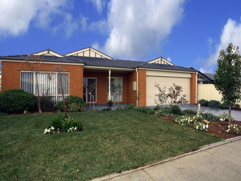35 Bluehills Boulevard, Pakenham VIC 3810