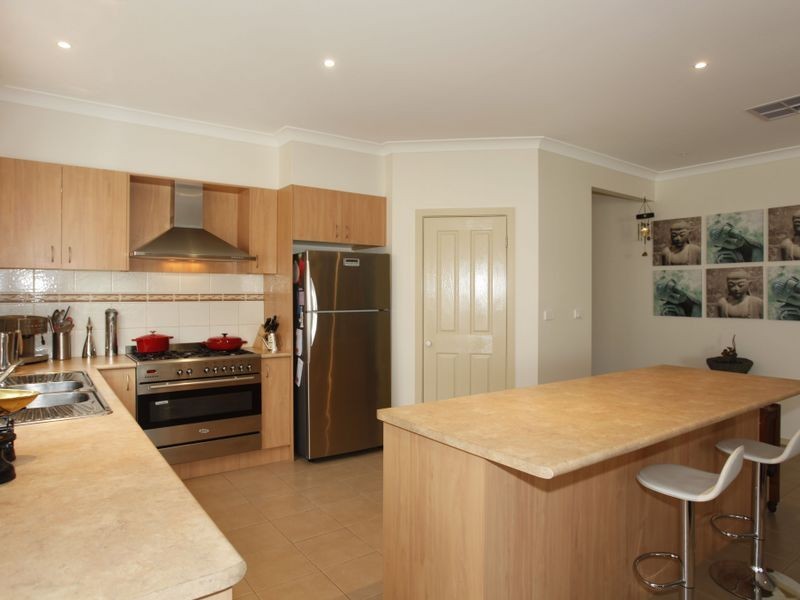 35 Bluehills Boulevard, Pakenham VIC 3810