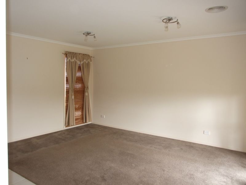 7 Yellowgum Drive, Pakenham VIC 3810