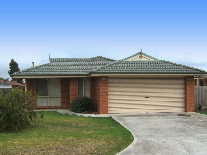 6 Mark Place, Pakenham VIC 3810