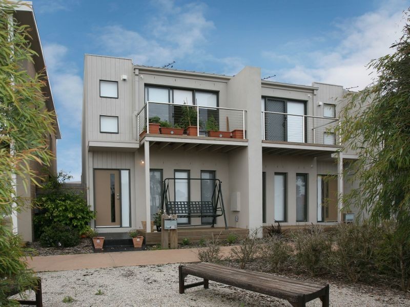 8 Dealbata Lane, Pakenham VIC 3810