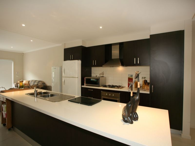 8 Dealbata Lane, Pakenham VIC 3810