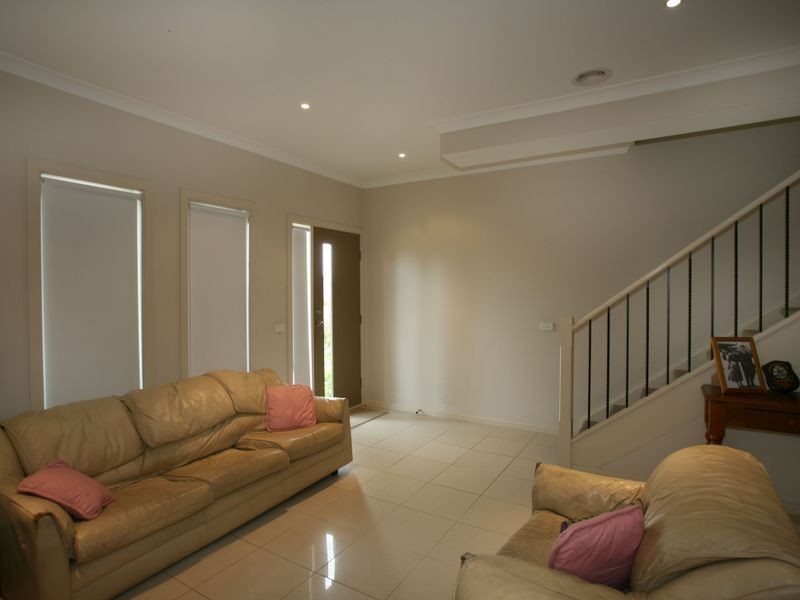 8 Dealbata Lane, Pakenham VIC 3810