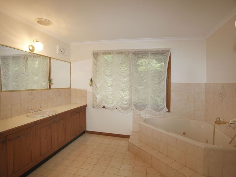 9 Mansell Court, Garfield VIC 3814