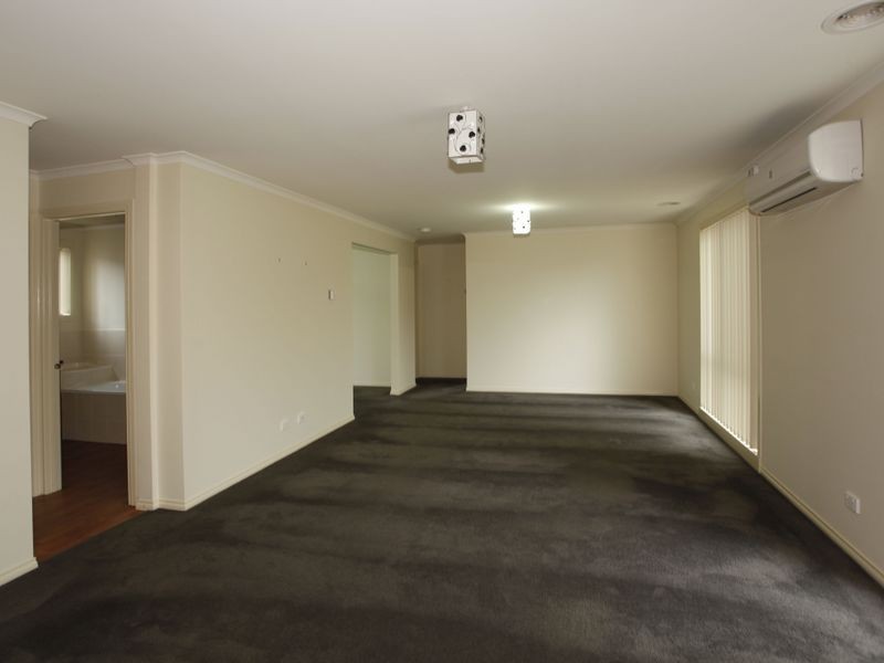 40 Laurina Link, Pakenham VIC 3810