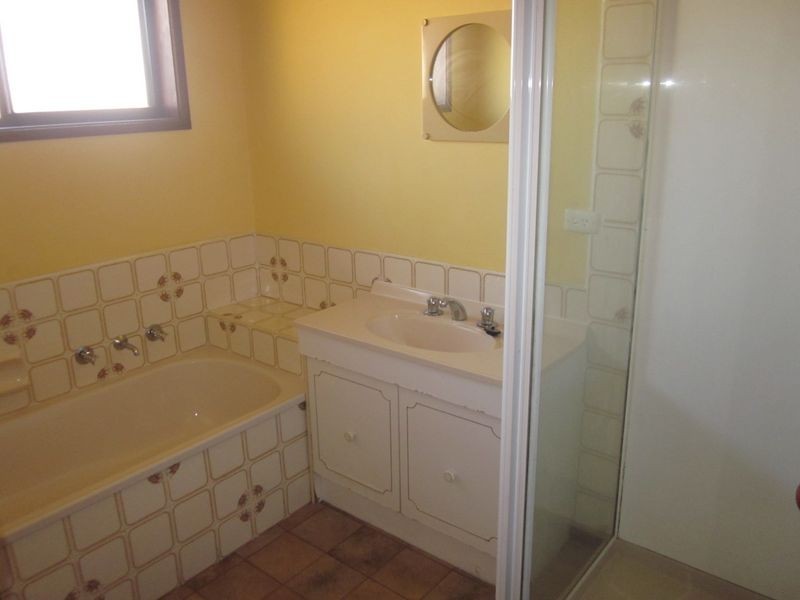 1 Wakenshaw Crescent, Pakenham VIC 3810