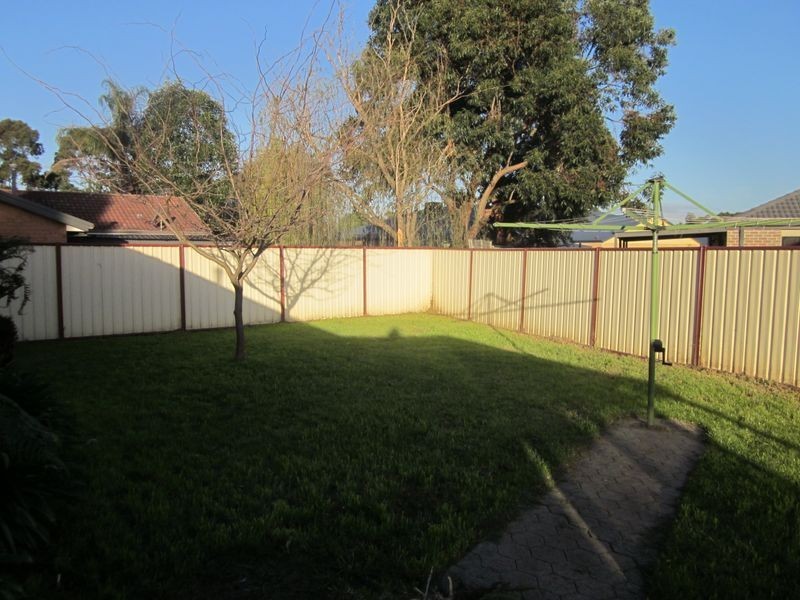 1 Wakenshaw Crescent, Pakenham VIC 3810