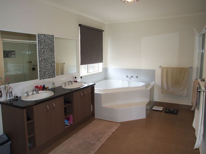 10 Delphinium Road, Pakenham VIC 3810