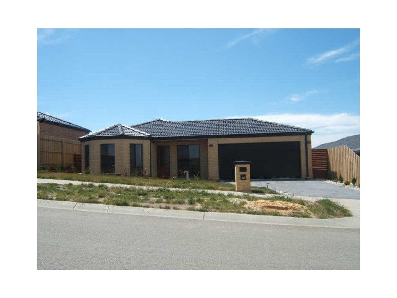 8 Ivory Drive, Pakenham VIC 3810