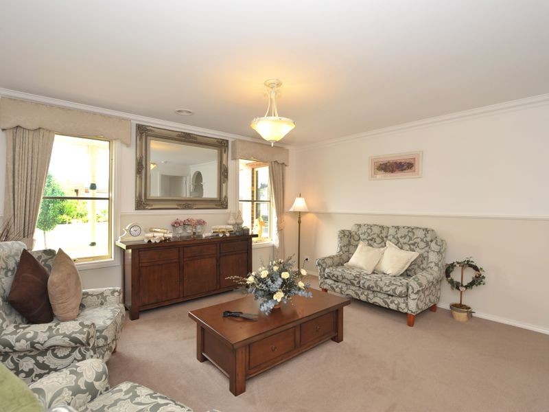 1 Caspian Chase, Pakenham VIC 3810