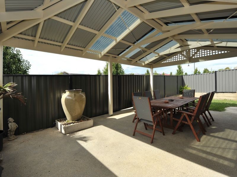 1 Caspian Chase, Pakenham VIC 3810