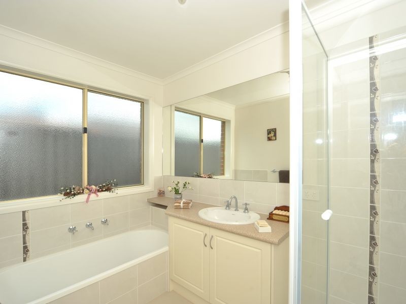 1 Caspian Chase, Pakenham VIC 3810