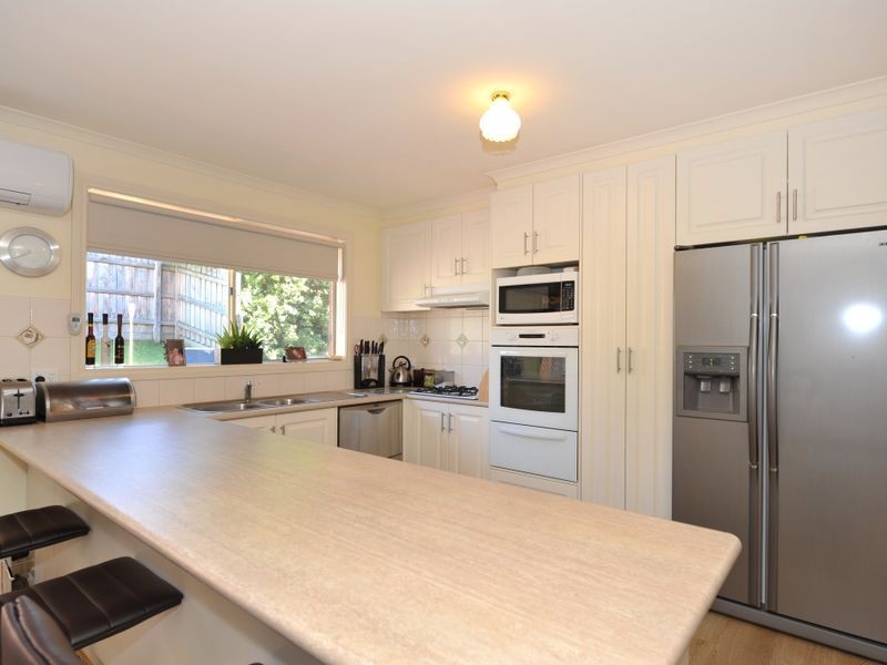 33 Ben Drive, Pakenham VIC 3810