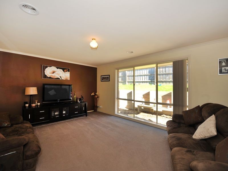 33 Ben Drive, Pakenham VIC 3810