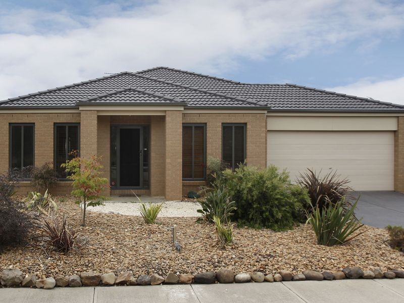 41 Fallingwater Drive, Pakenham VIC 3810