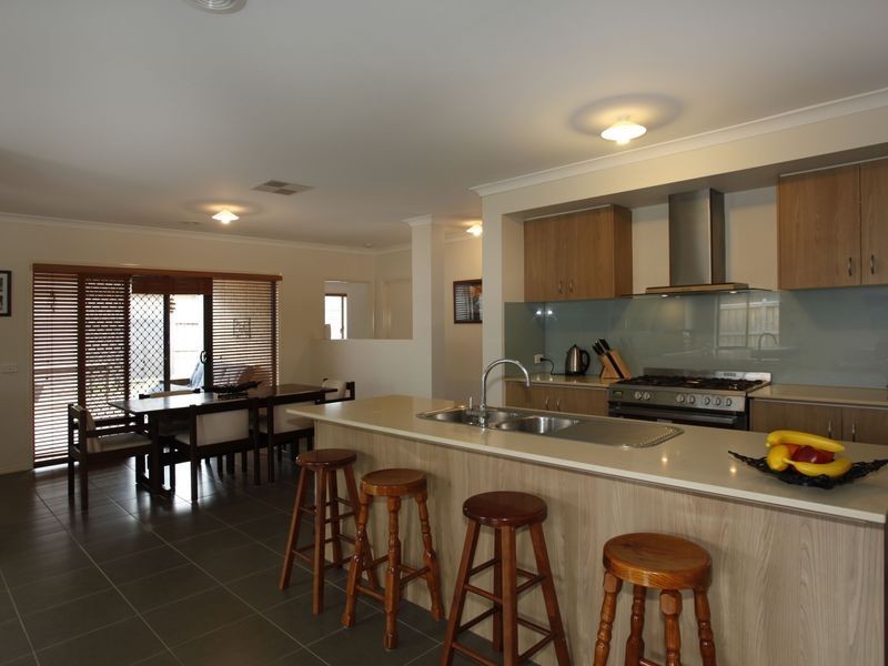 41 Fallingwater Drive, Pakenham VIC 3810