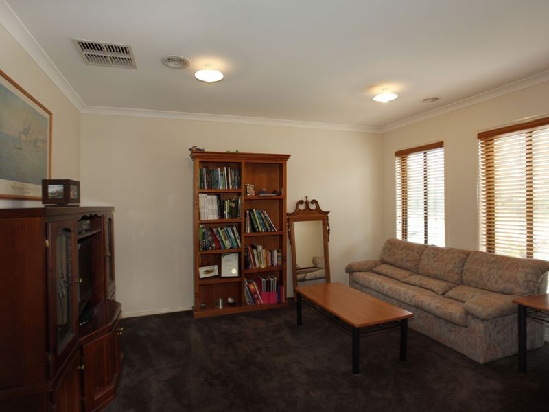 41 Fallingwater Drive, Pakenham VIC 3810