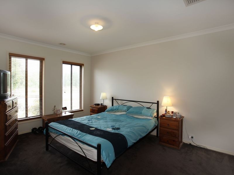 41 Fallingwater Drive, Pakenham VIC 3810