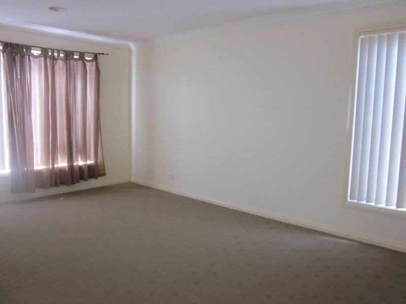 24 Grice Quadrant, Pakenham VIC 3810