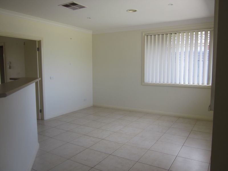 24 Grice Quadrant, Pakenham VIC 3810