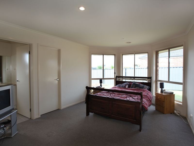 18 Killarney Crescent, Pakenham VIC 3810