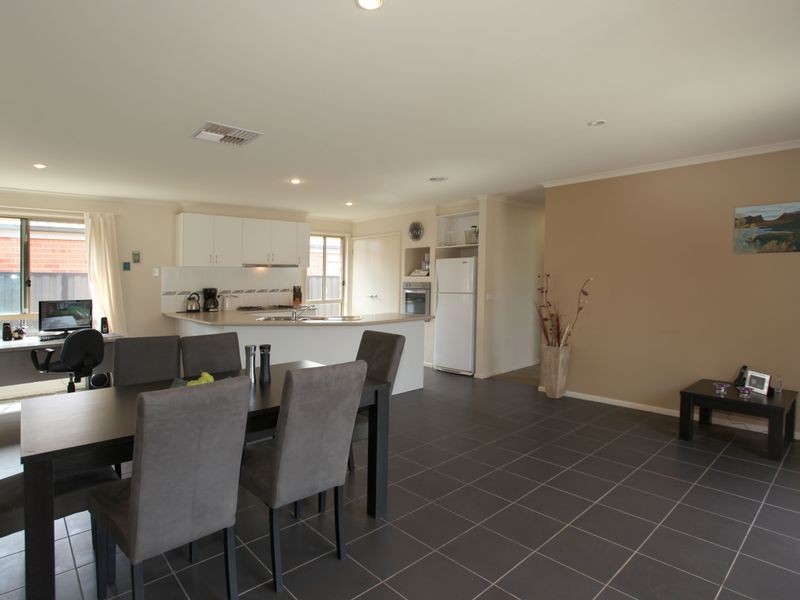 18 Killarney Crescent, Pakenham VIC 3810